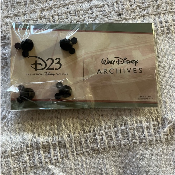 Brand New 🖤❤️ D23 Offical Tour Of The Walt Disney Studio Pin Donald/ Mickey❤️🖤 - Picture 2 of 2